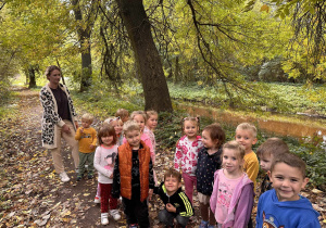 Dzieci z grupy "Żabek" podczas jesiennego spaceru w Parku Miejskim w Ozorkowie.