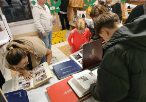 Przeglądanie kronik przedszkolnych z lat ubiegłych.