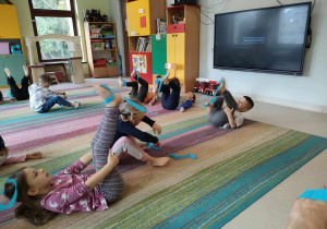 Zabawy ruchowe z niebieskimi wstążkami - syrenki.