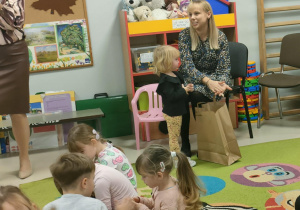 Dziewczynka z dr. "Wiewiórki" ze swoją nagrodą, za zdobycie III miejsca w konkursie pt. "Maskotka przedszkola z okazji 70-lecia istnienia Przedszkola Miejskiego nr 1 w Ozorkowie".