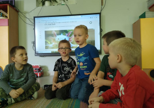 Dzieci siedzą na dywanie i po kolej opowiadają o swoim domowym pupilu bądź o zwierzątku, które chciałyby mieć w domu.