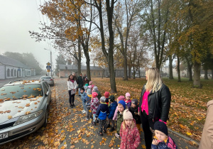 Dzieci z grupy "Żabek" podczas próbnej ewakuacji.