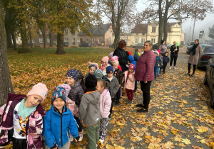 Dzieci z grupy "Motylków" podczas próbnej ewakuacji.