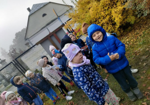 Mali ogrodnicy, po skończonej pracy.