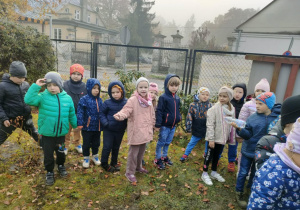 Mali ogrodnicy, po skończonej pracy.