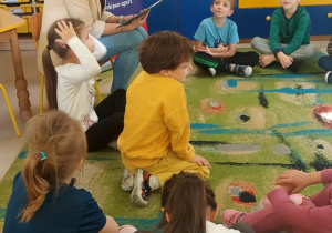 Pani Ania Dobrysiak rozmawia z dziećmi z grupy najstarszej na temat treści opowiadania.