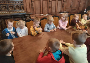 Przedszkolaki oglądają liście brzozy, zauważając jednocześnie, że są najmniejsze wśród poznanych wcześniej liści.