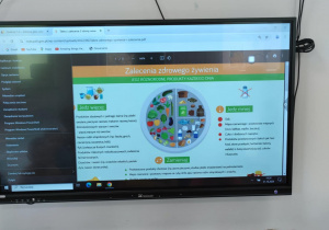 "Talerz zdrowia" i zalecenia zdrowego żywienia na ekranie multimedialnym.