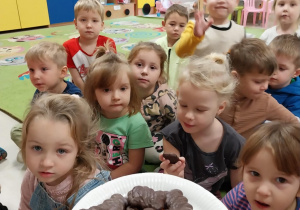 Oglądamy katarzynki - tradycyjne pierniczki z Torunia.