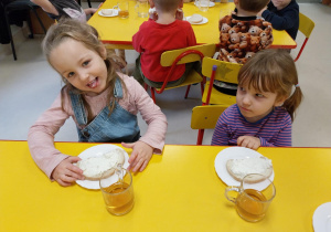 Dzieci próbują smaku własnoręcznie przygotowanego gziku na kromkach chleba.