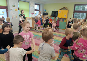 Dzieci z grupy "Pszczółek" oraz "Biedronek" tańczą po kole w parach w rytmie krakowiaka.