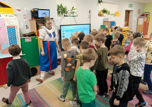 Ciocia Daria pokazuje dzieciom podstawowe kroki tańca polki czeskiej.