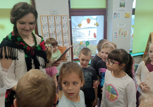 Wszystkie dzieci na koniec otrzymują pamiątkowe dyplomy.