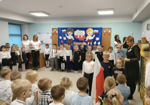 Cała społeczność przedszkolna gotowa do uroczystego odśpiewania Hymnu Polskiego - "Mazurka Dąbrowskiego".