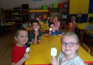 Dzieci z grupy "Skrzaty" jedzą lody