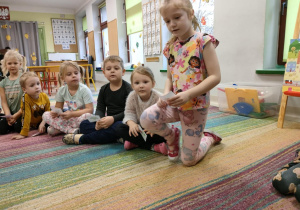 Siedząc w kręgu nazywamy wylosowane warzywa/owoce i dopasowujemy ich kolor do koloru związanego z rolą, pełnioną w organizmie.