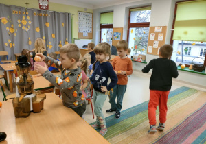 Sprawczość w wykonaniu dzieci - wspólnymi siłami przygotowujemy pyszny, naturalny sok, przy pomocy sokowirówki.