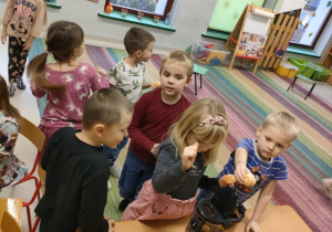 Sprawczość w wykonaniu dzieci - wspólnymi siłami przygotowujemy pyszny, naturalny sok, przy pomocy sokowirówki.