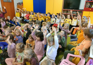 Przedszkolaki aktywnie uczestniczą w muzycznej wersji legendy o wietrze i słońcu.