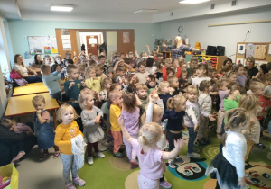 Aktywny udział dzieci w przedstawieniu teatralnym.