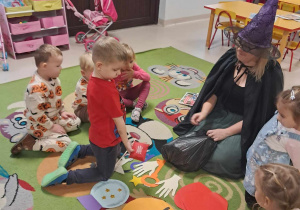 Chłopiec z grupy "Żabek" wylosował małą apteczkę, co wróży, iż być może zostanie w przyszłości ratownikiem/lekarzem.