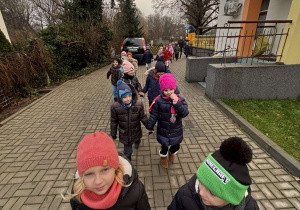 Dzieci z grupy "Biedronek" wyruszają na pieszą wycieczkę.