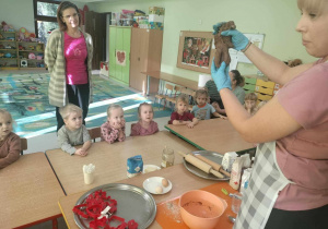 Dzieci oglądają jak wygląda gotowe ciasto z którego powstaną pierniczki.