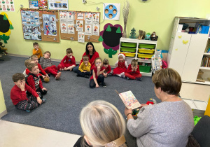 Głośne czytanie bajki o tematyce świątecznej w wykonaniu specjalnego gościa wśród dzieci z grupy "Motylków".