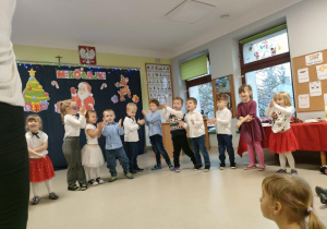 "Motylki" na tle świątecznej dekoracji, prezentują się w piosence "Mikołaj z czerwonym nosem".