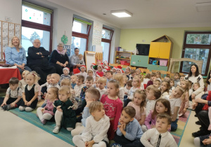 Przedszkolaki wraz z naszymi Gośćmi oglądają występ najstarszej grupy - "Biedronek".