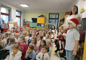 Przedszkolaki oglądają występ najstarszej grupy - "Biedronek".