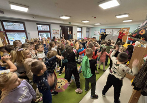 Dzieci uczą się ruchów tanecznych w stylu hip hop.