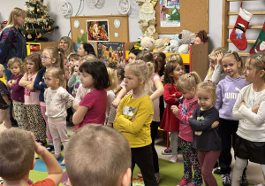 Dziewczynki przygotowują się do pokazu tańca.