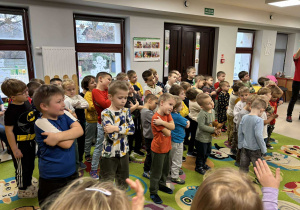 Drużyna chłopców czeka na swoją kolej, aby wykonać układ taneczny.