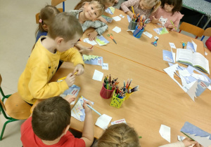 Dzieci tworzą dla swoich bliskich świąteczną laurkę według instrukcji słownej.