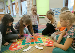 Grupa dziewczyn bawi się wspólnie w zwierzakowe memorki.