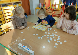 Chętne dzieci po zajęciach próbują odgadnąć zakodowany wyraz i go odczytać.