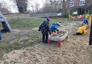 Swobodna zabawa na przedszkolnym placu zabaw.