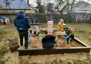 Wspólna zabawa w przedszkolnej piaskownicy.