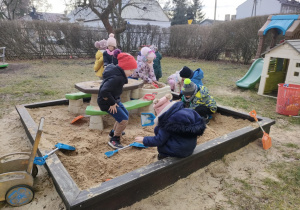 Wspólna zabawa w przedszkolnej piaskownicy.