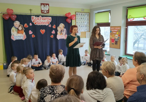 Uroczystość z okazji Dnia Babci i Dziadka w grupie "Pszczółek".