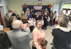 Wspólne zabawy z Babciami i Dziadkami wśród dzieci z grupy "Pszczółek".