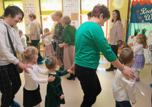 Wspólna zabawa z Babciami i Dziadkami wśród dzieci z grupy "Motylków".