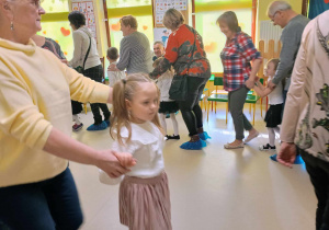 Wspólna zabawa z Babciami i Dziadkami wśród dzieci z grupy "Motylków".