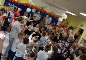 Wspólne zabawy muzyczno-ruchowe z udziałem Gości w grupie "Biedronek".