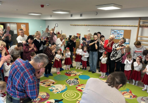 Zabawy muzyczno-ruchowe z udziałem wspaniałych Gości w grupie "Żabek" podczas Uroczystości.