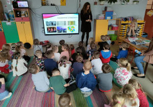 Pani Ada Grabarczyk - Rynduch opowiada dzieciom ciekawostki o historii pisania książek.