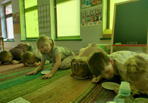 Naśladujemy ruchem picie wody przez kotki/pieski.