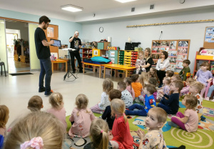 Pan Jacek prezentuje tablet, na którym wygrywa melodię, która pochodzi z tajemniczego instrumentu.