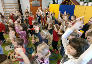 Zabawa muzyczno-ruchowa, przy dźwiękach płynących z theremin.